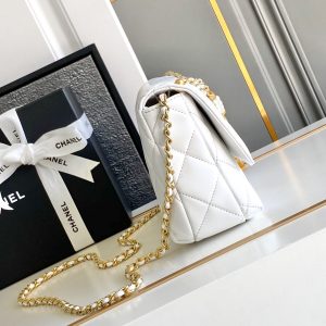 CC MEDIUM 22 FLAP BAG IN WHITE LAMBSKIN GOLD HARDWARE