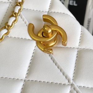 CC MEDIUM 22 FLAP BAG IN WHITE LAMBSKIN GOLD HARDWARE