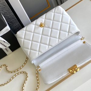 CC MEDIUM 22 FLAP BAG IN WHITE LAMBSKIN GOLD HARDWARE