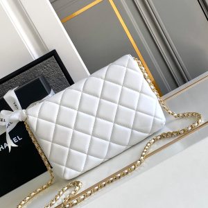 CC MEDIUM 22 FLAP BAG IN WHITE LAMBSKIN GOLD HARDWARE
