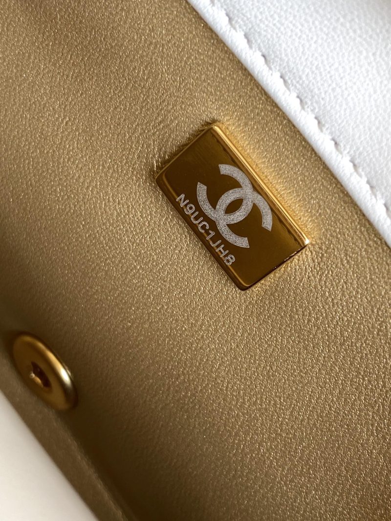 CC MEDIUM 22 FLAP BAG IN WHITE LAMBSKIN GOLD HARDWARE