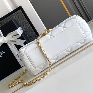 CC MEDIUM 22 FLAP BAG IN WHITE LAMBSKIN GOLD HARDWARE