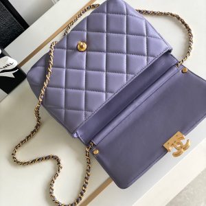 CC MEDIUM 22 FLAP BAG IN LIGHT PURPLE LAMBSKIN GOLD HARDWARE