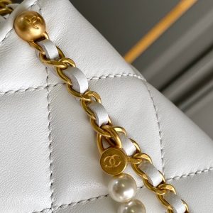 CC MEDIUM 27 CLASSIC FLAP BAG IN WHITE CALFSKIN WITH PEARL CHAIN