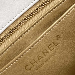 CC MEDIUM 27 CLASSIC FLAP BAG IN WHITE CALFSKIN WITH PEARL CHAIN