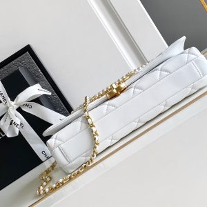 CC MEDIUM 27 CLASSIC FLAP BAG IN WHITE CALFSKIN WITH PEARL CHAIN