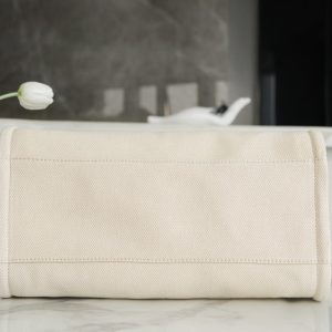 TOTE BAG 39 ATTACHED PEARL LOGO IN BEIGE CANVAS GOLD HARDWARE