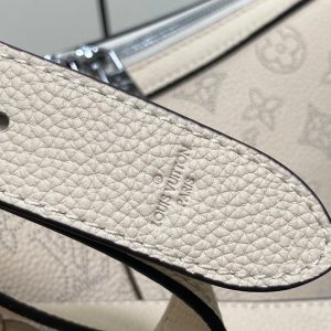 hand it all pm 29cm beige mahina calfskin
