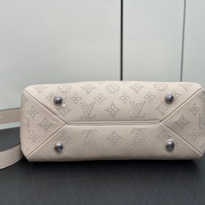 hand it all pm 29cm beige mahina calfskin