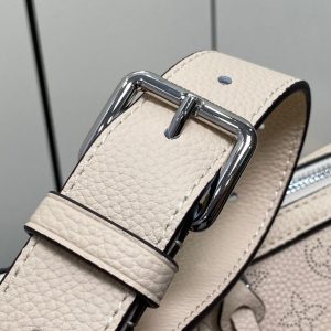 hand it all pm 29cm beige mahina calfskin