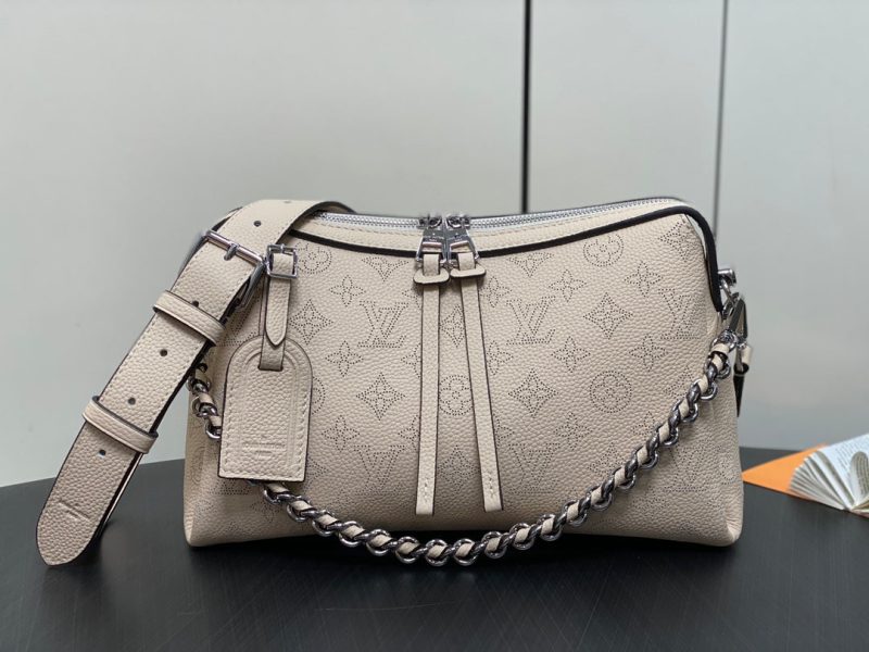 hand it all pm 29cm beige mahina calfskin