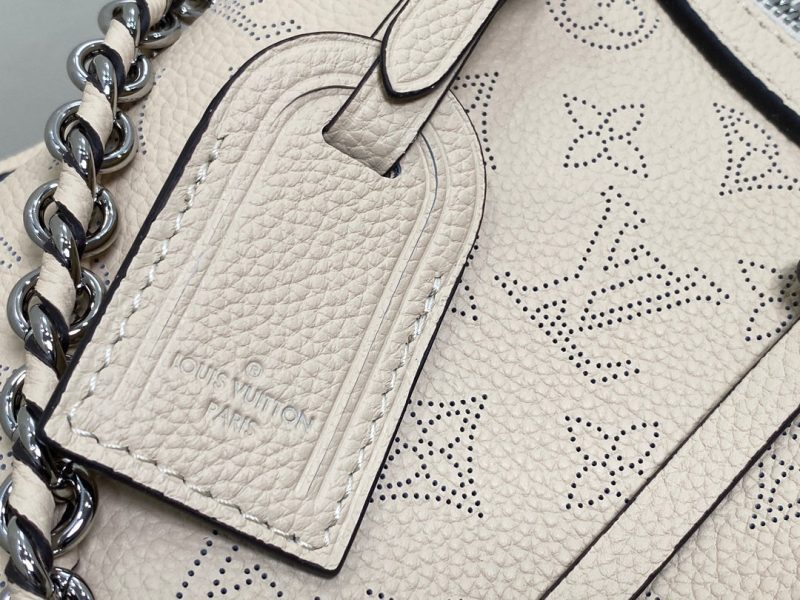 hand it all pm 29cm beige mahina calfskin