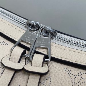 hand it all pm 29cm beige mahina calfskin