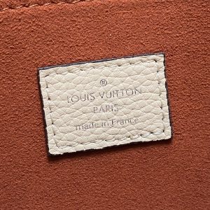 hand it all pm 29cm beige mahina calfskin