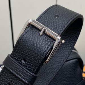 hand it all pm 29cm black mahina calfskin