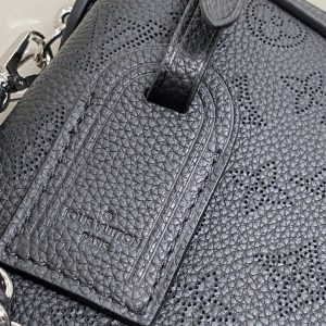 hand it all pm 29cm black mahina calfskin