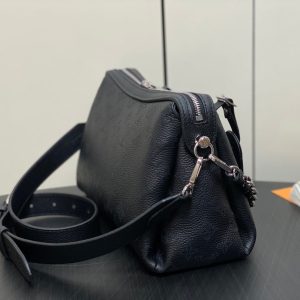 hand it all pm 29cm black mahina calfskin