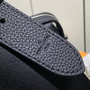 hand it all pm 29cm black mahina calfskin
