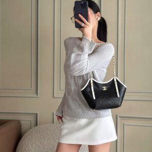 Chanel 2025 Maxi Hobo Bag 31cm Black mix White Straw Leather 320857