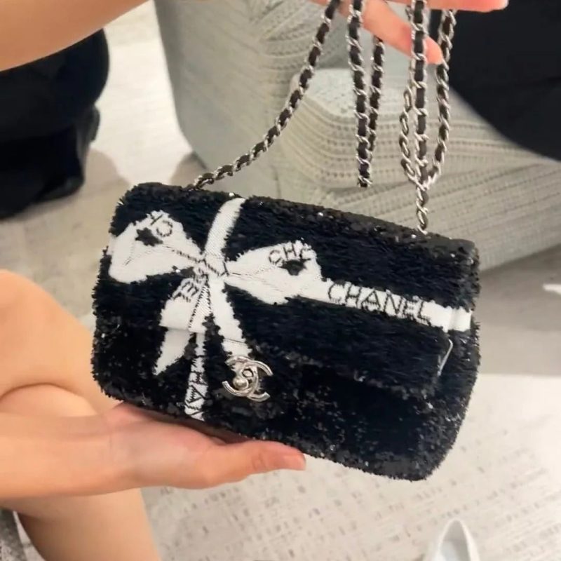 CC 25S FLAP BAG 20 CM IN BLACK SEQUINS WITH WHITE BOW