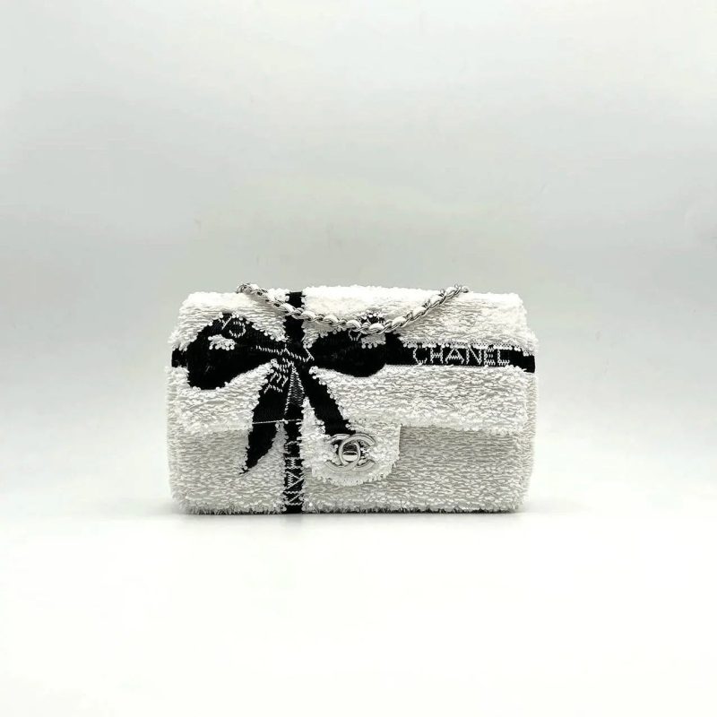 CC 25S FLAP BAG 20 CM IN WHITE SEQUINS WITH BLACK BOW