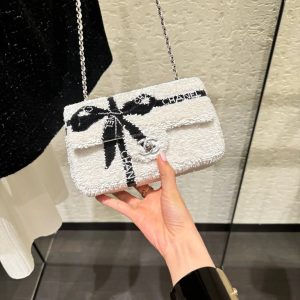 CC 25S FLAP BAG 20 CM IN WHITE SEQUINS WITH BLACK BOW