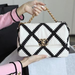19 FLAP BAG 26 WHITE BLACK CALFSKIN