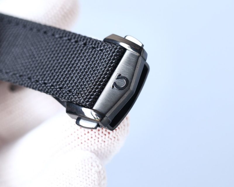 13277920332395753_cb12ced0-2090-44f9-81f7-140d607d91db SPEEDMASTER DARKSIDE OF THE MOON BLACK CASE TEXTILE