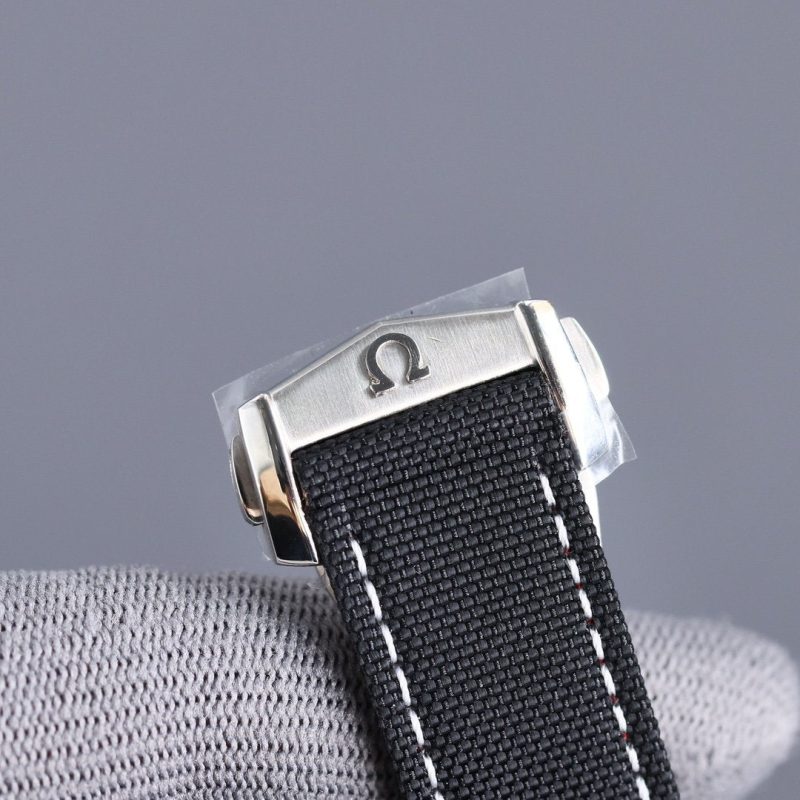 13279909510561512_212d4ca2-1a5a-4090-b9ee-f796fafa099a SPEEDMASTER 42MM SNOOPY WHITE DIAL