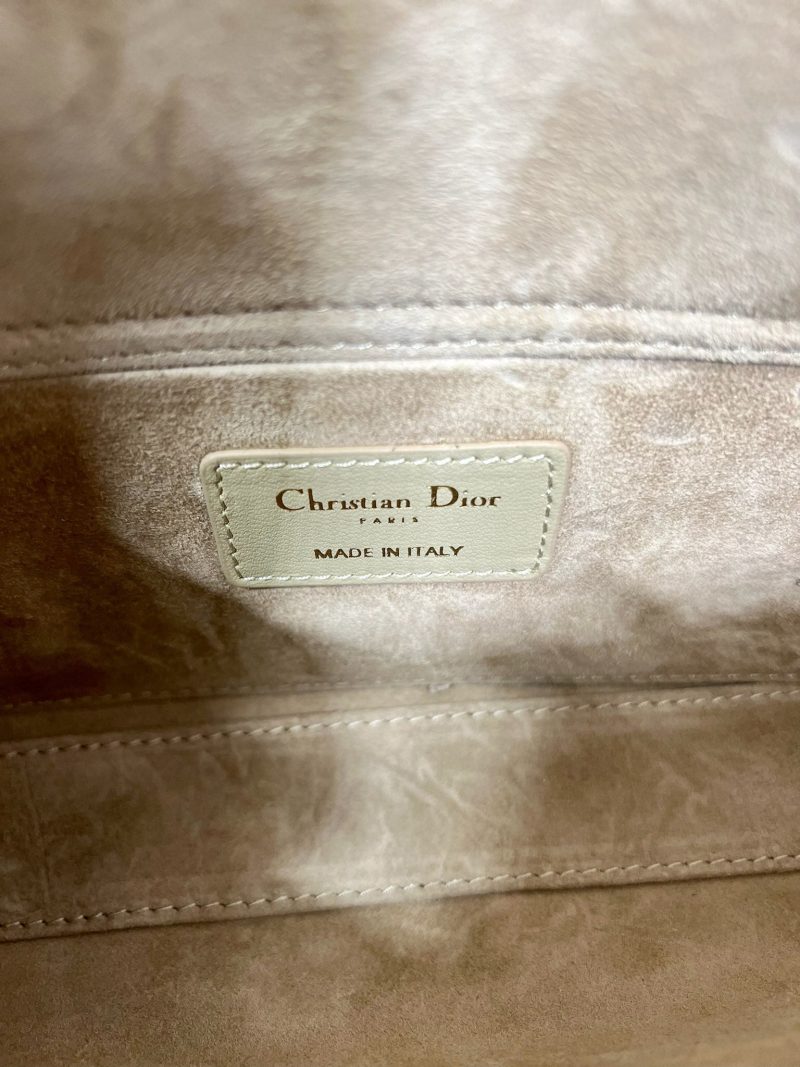 13350630871273260_1536a6a5-25a2-4110-9da8-066566ff84a3 MEDIUM LADY D-JOY 26 BUTTERFLY STUD OLIVE LAMBSKIN