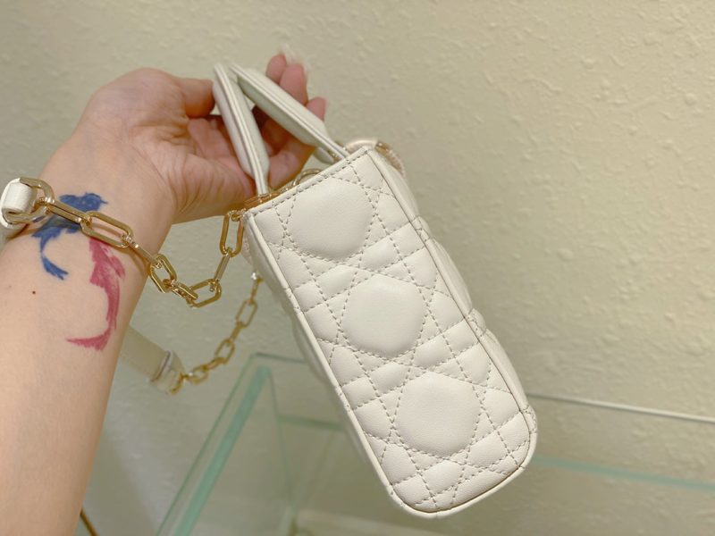 13350661497555691_f15e758b-8db5-41f9-8dac-aa5c4a4f3108 MEDIUM LADY D-JOY 26 WHITE LAMBSKIN