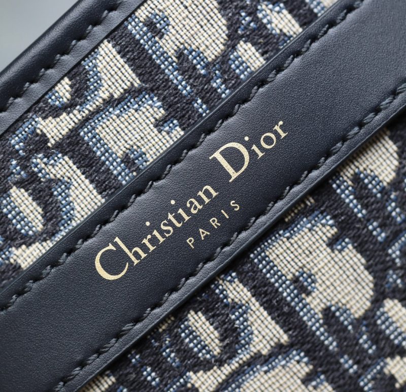 MONTAIGNE MEDIUM 24 BUCKET BAG IN BLUE OBLIQUE JACQUARD CALFSKIN