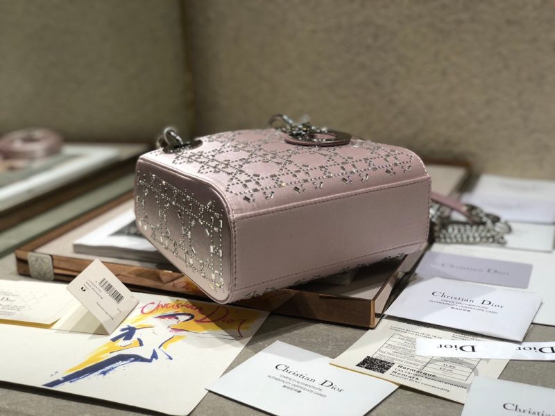 LADY 24 HANDBAG EMBOSSED DIAMOND IN SILVER CALFSKIN