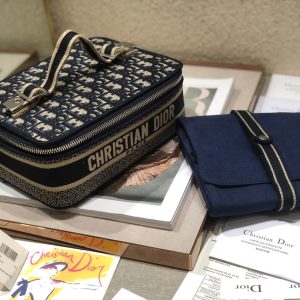 20200326_i1585212585_21_2_jpg SMALL 24 VANITY CASE IN BLACK MONOGRAM OBLIQUE JACQUARD