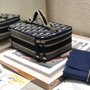 20200326_i1585212585_750_5_jpg SMALL 24 VANITY CASE IN BLACK MONOGRAM OBLIQUE JACQUARD