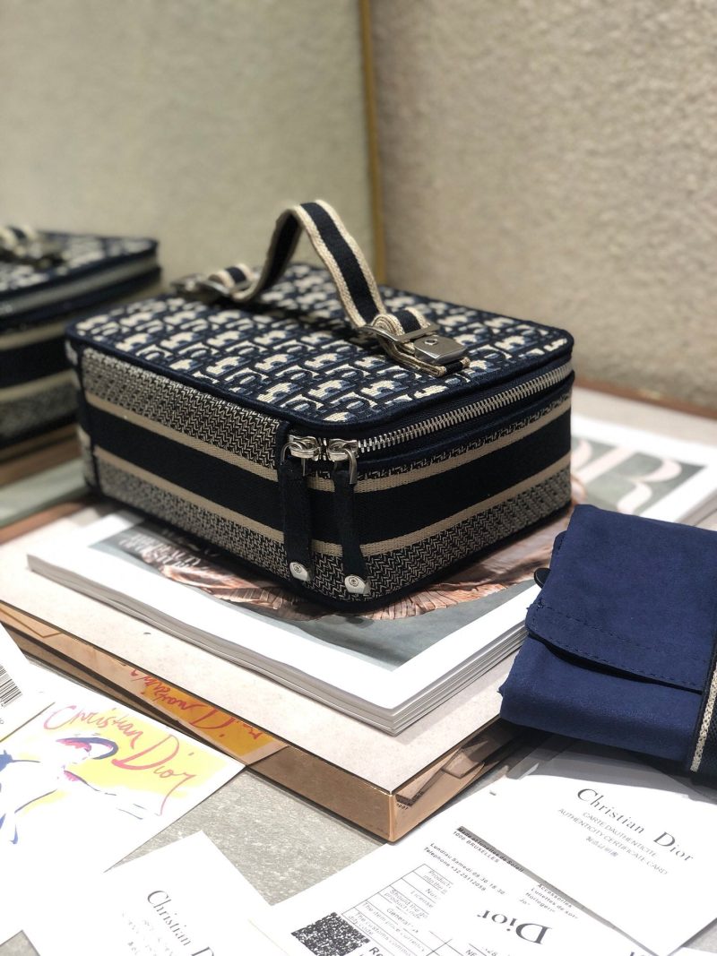 20200326_i1585212585_750_5_jpg SMALL 24 VANITY CASE IN BLACK MONOGRAM OBLIQUE JACQUARD