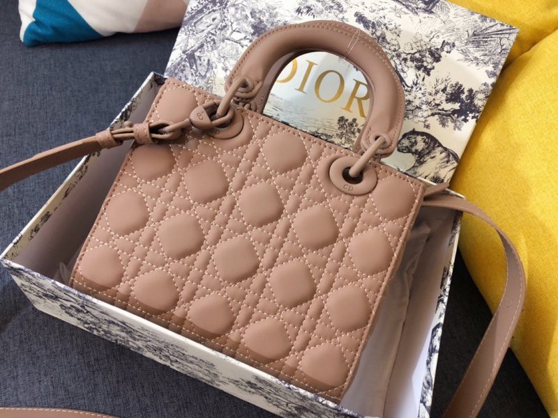 20201016_i1602792984_3583_2_jpg MEDIUM LADY 20 BAG IN CAMEL BROWN CALFSKIN