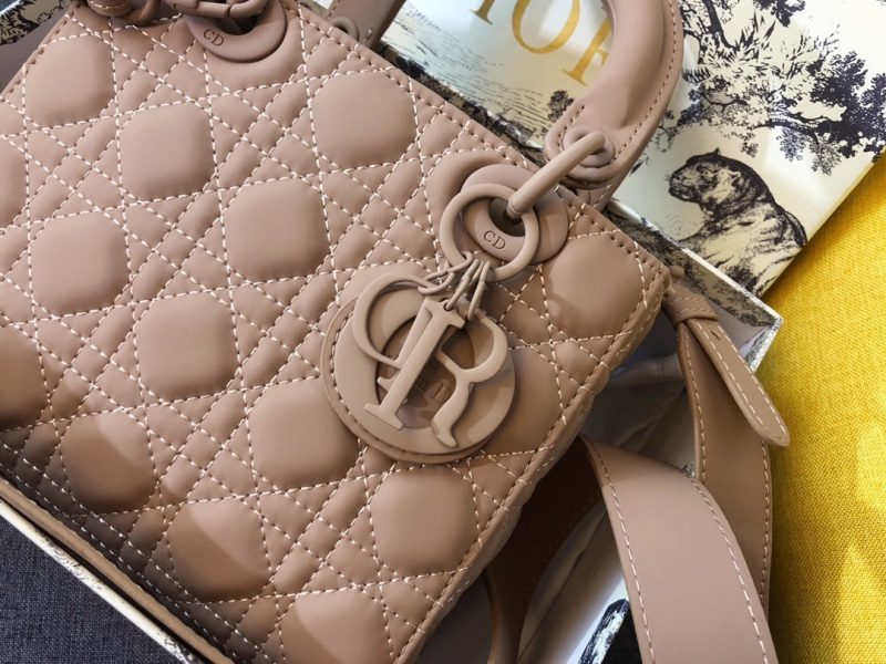 20201016_i1602792984_4053_4_jpg MEDIUM LADY 20 BAG IN CAMEL BROWN CALFSKIN