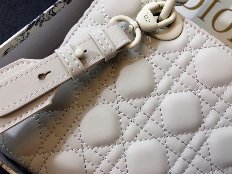 20201016_i1602793069_1856_6_jpg MEDIUM LADY 20 BAG IN WHITE CALFSKIN