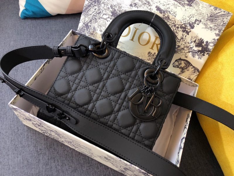 20201016_i1602793102_9762_1_jpg MEDIUM LADY 20 BAG IN BLACK CALFSKIN