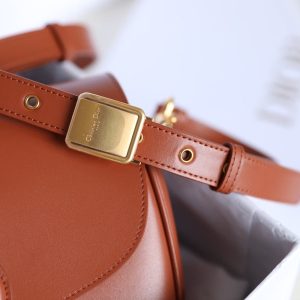 MEDIUM CD BOBBY 22CM DARK TAN CALFSKIN GOLD HARDWARE