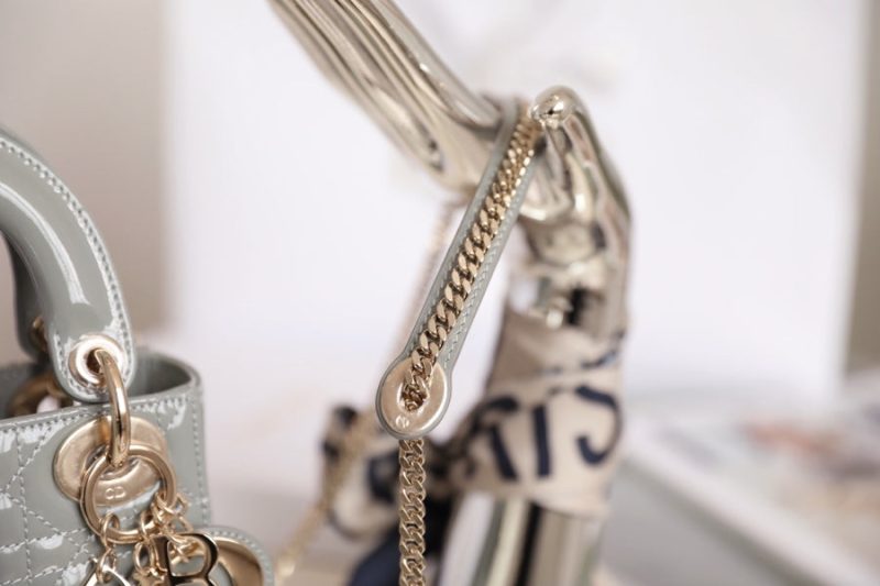 20201116_i1605465111_2157_5 LADY 17 IN GRAY WITH CANNAGE PATTERN