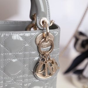 20201116_i1605465111_7628_3 LADY 17 IN GRAY WITH CANNAGE PATTERN