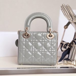 20201116_i1605465111_7823_6 LADY 17 IN GRAY WITH CANNAGE PATTERN