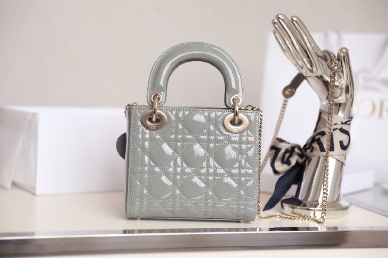 20201116_i1605465111_7823_6 LADY 17 IN GRAY WITH CANNAGE PATTERN