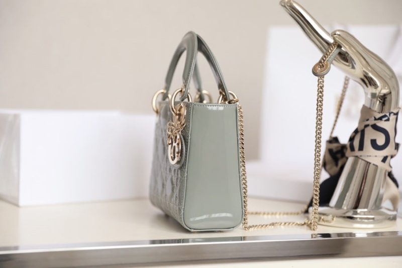 20201116_i1605465111_8314_4 LADY 17 IN GRAY WITH CANNAGE PATTERN