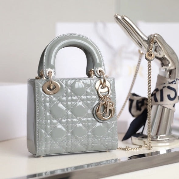 20201116_i1605465111_8727_1 LADY 17 IN GRAY WITH CANNAGE PATTERN