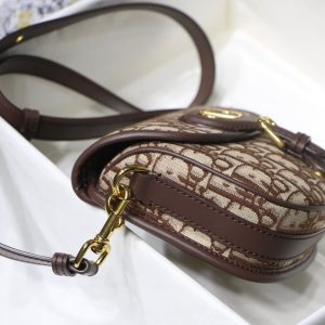 MEDIUM CD BOBBY 22CM CHOCOLATE OBLIQUE CANVAS GOLD HARDWARE