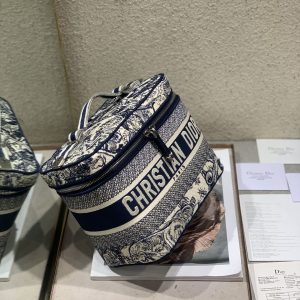 20201214_i1607929012_4434_1_jpg_242edb68-41d0-4084-a0b1-bf0eb473bad2 SMALL 25 VANITY CASE IN BLACK MONOGRAM OBLIQUE JACQUARD