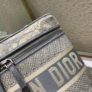 20201214_i1607929134_5540_8_jpg SMALL 25 VANITY CASE IN PASTEL GRAY MONOGRAM OBLIQUE JACQUARD